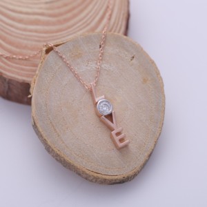 Collar Romántico Minimalista con Colgante de la Palabra “LOVE” con Diamante Cultivado en Laboratorio Certificado por IGI en Oro Rosa/Amarillo y Blanco de 14K para Mujer - Product Image 1