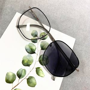 Durable femme femme 2024 grand polygone <span class=keywords><strong>carré</strong></span> alliage <span class=keywords><strong>noir</strong></span> argent photo gris lentilles photochromique <span class=keywords><strong>lunette</strong></span> couleur changeante lunettes - Product Image 5