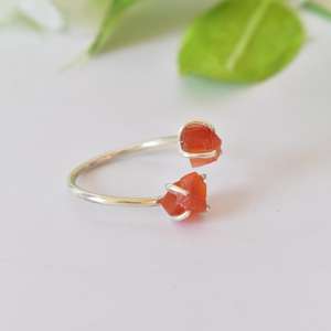 Anillo ajustable de Plata de Ley 925 con piedra preciosa de cornalina en bruto Banda de piedra natal de agosto para mujer - Product Image 2