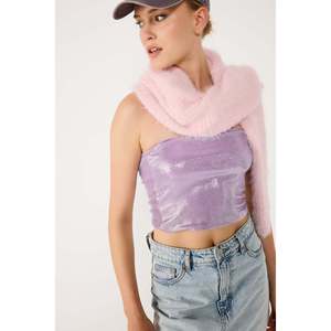 Blusa Casual Corta Sin Tirantes con Brillo y Logotipo Frontal - Product Image 2