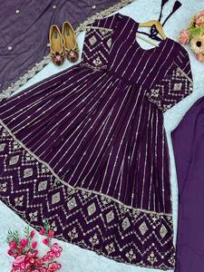 ชุดเดรสปาร์ตี้ดีไซน์เนอร์พร้อมกางเกงและงานปัก - Product Image 2