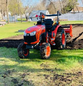 รถแทรกเตอร์คูโบต้า B2 261 ขนาดเล็ก 26 แรงม้า ขับเคลื่อนสี่ล้อ เครื่องยนต์ดีเซล พร้อมที่ตักด้านหน้าและรถขุดด้านหลัง สำหรับใช้งานทางการเกษตร - Product Image 1