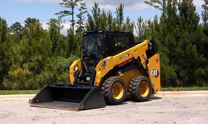 Chargeuse compacte sur pneus d'occasion Cat 242D3, modèle Radial-Lift Beast, avec hydraulique à haut débit, boîte de vitesses et roulement, 2 150 lb ROC, puissance compacte pour les tâches difficiles - Product Image 4