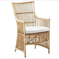 Fauteuil en rotin naturel artisanal avec un design élégant à dossier haut et un coussin moelleux pour salon et villa