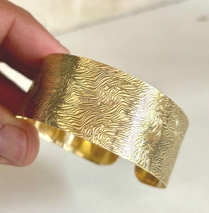 Brazalete ancho de latón con un diseño fluido y grabado. Una pieza llamativa y moderna, disponible a precios al por mayor - Product Image 1