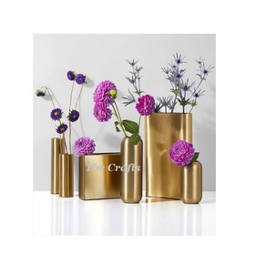 Florero de tres tamaños y formas diferentes en maceta artificial de color cobre de metal para uso en restaurante - Product Image 5