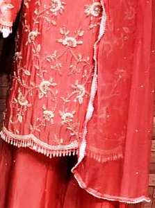 Costumes indiens de créateur modernes non cousus brodés à la main pour femmes pour les fêtes de style traditionnel - Product Image 3