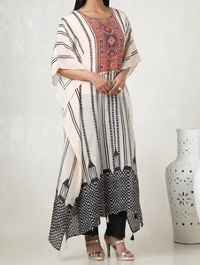 Vêtements indiens et pakistanais élégants coupe ample robe caftan blanc cassé avec bordure imprimée noire et broderie multicolore - Product Image 3