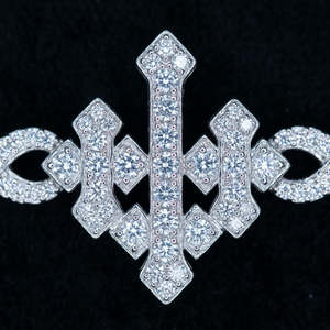 Bracelet de luxe à maillons infinis pavés de diamants, avec fermoir pliant, en or blanc et micro-pavé, bijou sculptural affirmé - Product Image 2