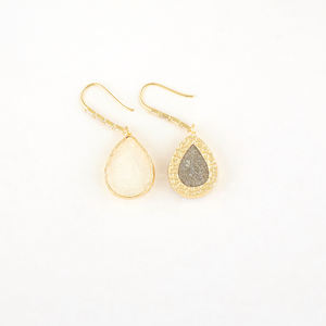 Bijoux en pierre naturelle, cristal d'agate blanche sucrée, boucles d'oreilles pendantes, plaqué or 18 carats, bijoux statement, petit accent en CZ, boucles d'oreilles à crochet - Product Image 6