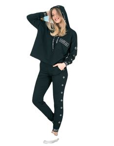ชุดเซ็ตแทรคสูท 2 ชิ้น เสื้อครอปฮู้ดดี้ผ้าฟลีซพิมพ์ลายสำหรับผู้หญิง ฤดูหนาว พร้อมกางเกงจ็อกเกอร์ - บริการ OEM ปรับแต่งได้ - Product Image 1