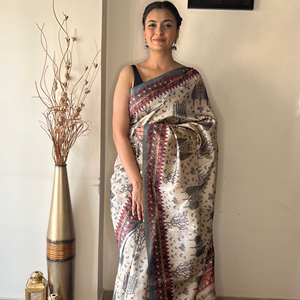 SAREE DE SEDA SUAVE CON NUEVO DISEÑO CONCEPTUAL EN Y ESTAMPADO DE FUSION KALAMKARI EN 4 COLORES DIFERENTES CON BORLAS ADJUNTAS Y - Product Image 1