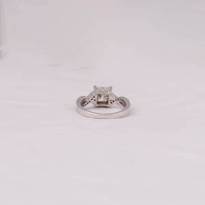 Bague de promesse et d'anniversaire pour femme Princess Twist Minimal en or blanc massif 14 carats avec diamant de laboratoire certifié IGI et sertissage pavé - Product Image 4