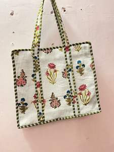 Sacs matelassés kantha imprimés en coton sur mesure avec des tissus imprimés 100% coton pour les magasins d'accessoires de mode pour la revente - Product Image 6