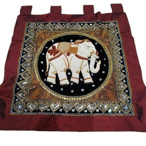 Tapis de prière artisanal brodé Zardozi avec pierres semi-précieuses - Product Image 1