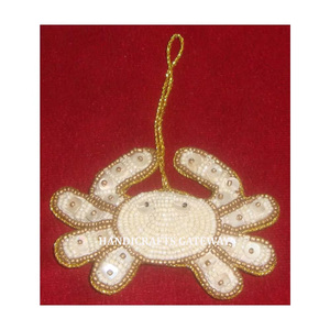 Design unique en forme d'araignée blanche, broderie Zari dorée faite à la main et ornements de décoration d'arbre de Noël suspendus en perles - Product Image 1