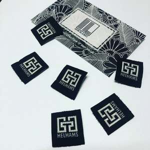 Etiqueta tejida de ropa de marca personalizada 100, alta calidad, 2x5cm, etiqueta de tela para ropa, logotipo, técnica de estampado en caliente, pliegue final/centro - Product Image 4