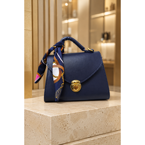 Sac à main et à bandoulière en cuir bleu marine avec fermoir doré et détails imprimés en technique de foulard - Product Image 1