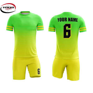 Uniforme de fútbol de media manga para hombre, 100% kits de fútbol de poliéster, ropa deportiva a precios al por mayor para eventos de fútbol - Product Image 6