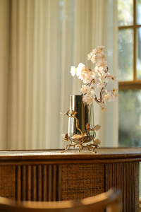 Vase à fleurs élégant et moderne en métal argenté avec base en branche d'arbre dorée, décoration en feuilles de ginkgo, centre de table de luxe pour la maison et les mariages - Product Image 2