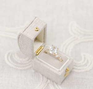 Boîte à bijoux de luxe en velours et tissu pour bagues de fiançailles et de mariage Boîte cadeau de rangement de bague élégante pour les mariées et les mariages - Product Image 1