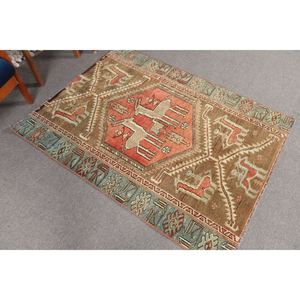 Petit tapis vintage 3,8 x 5,1 pieds, marron géométrique avec motifs animaliers, tapis turc - Product Image 2