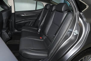 Berline à essence d'occasion 2025, automatique, conduite à gauche, état propre, sièges en cuir, taille des pneus R18, couleur foncée, conduite à gauche, manuelle, pour l'importation - Product Image 6