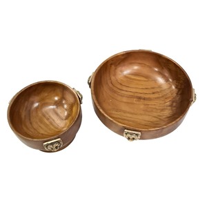 Bol de service en bois avec accents en métal pour fruits ou salades, vaisselle de service en bambou biologique naturel - Product Image 1