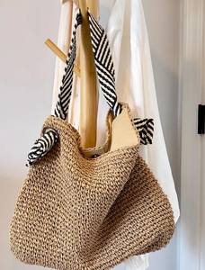 Sac fourre-tout en paille tressée, sangle en cuir végétalien, fait main - Product Image 3