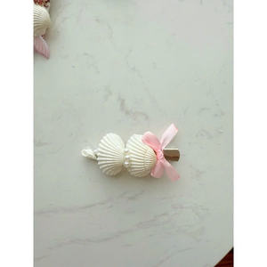 คลิปหนีบผมเปลือกหอยสไตล์นางเงือกสุดหรูที่ออกแบบมาสำหรับผู้หญิงทันสมัยที่กำลังมองหาเครื่องประดับชายหาดที่มีเอกลักษณ์และมีไหวพริบจากชายฝั่ง - Product Image 3