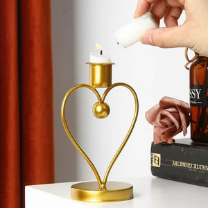 Portavelas de Metal hecho a mano decorativo para decoración de comedor con estilo y arreglo de velas románticas con brillo cálido - Product Image 1