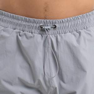 Pantalones cargo de hombre elegantes y funcionales con bolsillos seguros con cremallera y cordón ajustable - Product Image 4