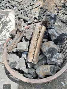 ถ่านไม้กาแฟคุณภาพสูงจากเวียดนามใช้เวลาในการเผาไหม้นาน3-4ชั่วโมงอุปกรณ์เปลวไฟสำหรับเตาบาร์บีคิว (เหมาะกับคน> 5คน) ราคาประหยัด - Product Image 4