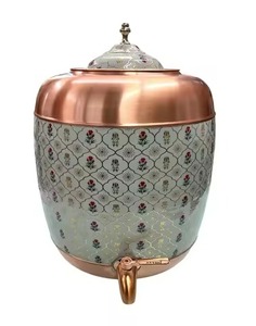 Distributeur d'eau en cuivre martelé avec bel oiseau et décalque floral sur un jaune pâle - Product Image 4