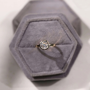 Solitaire Pave Set Labgrown Emerald Cut Bagues de fiançailles de mariage certifiées IGI en or massif 10kt - Product Image 4