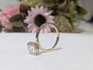 Anillo de Compromiso de Moissanita de 1/2ct para Mujer, Elegante y Sencillo, en Plata de Ley S925 con Baño de Rodio - Product Image 3