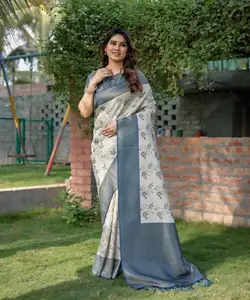 Khám phá tính linh hoạt của quần áo Pakistan Ấn Độ unstitched, cho phép bạn tùy chỉnh cái nhìn của bạn cho phù hợp với phong cách của bạn.