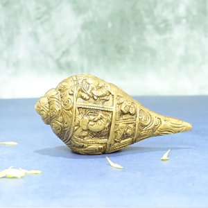 Statue vintage en laiton de deux dauphins sautant des vagues, présentée sur des livres. Disponible aux prix de gros. - Product Image 3