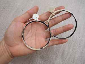 Boucles d'oreilles en corne de buffle fabriquées à la main avec un design naturel et unique, légères et parfaites pour une mode élégante et écologique. - Product Image 4