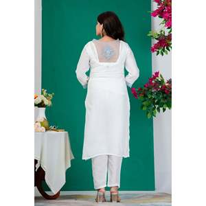 Ensemble de kurta en mousseline de soie blanche élégante avec dupatta bleu clair - Product Image 4
