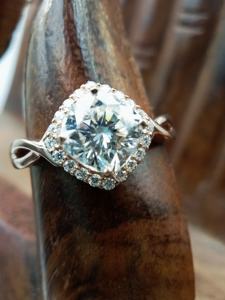 Anillo de compromiso y boda personalizable con diamante solitario de corte cojín cultivado en laboratorio, oro de 14K/18K, clásico / IGI - Product Image 5