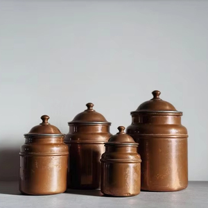 Juego de botes de cobre hechos a mano con diseño limpio y tono cálido que aportan elegancia funcional a las cocinas modernas y tradicionales - Product Image 1