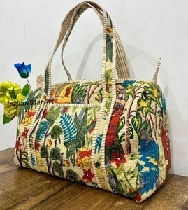 Bolsa de lona acolchada con estampado de bloques Beige Farida Kahlo: bolsas de algodón Weekender - Product Image 1