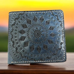 Cartera Bifold Azul para Hombre Hecha a Mano con Estampados de Animales, Cierre de Botón Seguro con Protección RFID, Forro de Nailon - Product Image 1