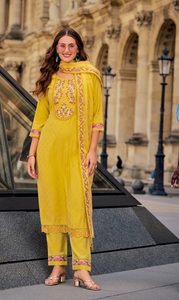Conjunto de Salwar Kameez de Seda Milanesa Multicolor Hecho a Mano con Jacquard y Bordado para Mujeres Adultas, Colección Festiva - Product Image 4