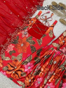 Top y Sharara de Seda Chinon Pesada con Estampado Digital y Trabajo a Mano con Piedras, con Dupatta con Estampado Digital y Bordado - Product Image 3