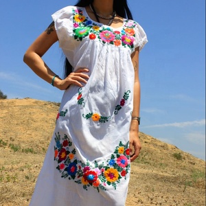 Precioso Vestido Mexicano Clásico Vintage de Algodón con Flores Bordadas a Mano, Estilo Línea A, Largo Té, con Bordados Vibrantes - Product Image 1