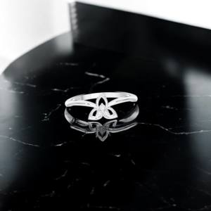 Juego de puntas de diamante de corte redondo de 0,05 quilates, anillo de susurro de pétalo hecho a mano en plata para ella - Product Image 5