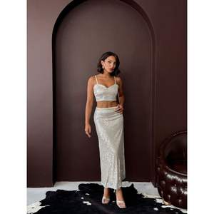 Falda Larga para Mujer Topshow con Lentejuelas de Piedra, Elegante y con Estilo - Product Image 3