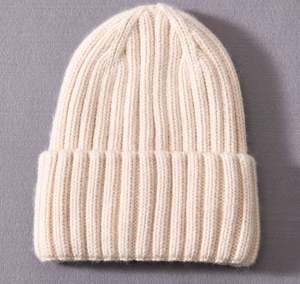 Gorros de Punto de Última Moda para Hombre y Mujer en Color Negro, Proveedor Mayorista, Cálidos para Invierno, Unisex, Color Sólido, 100% Acrílico, Ajustables - Product Image 2